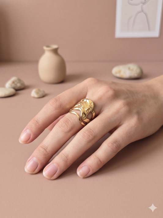 Bague large martelée asymétrique ajourée