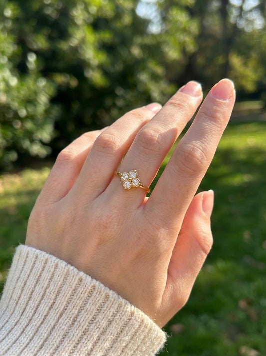 Bague fine ajustable fleur quatre pétales de strass
