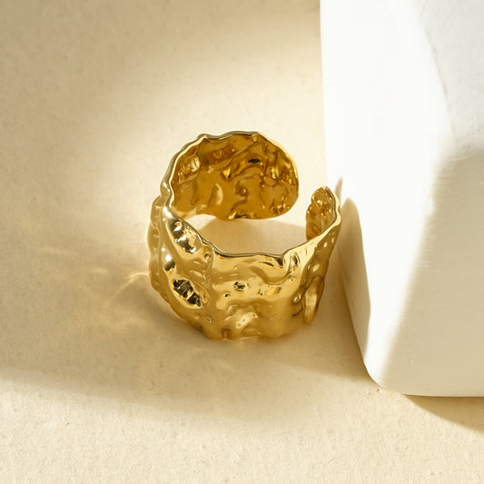 Bague ouverte effet martelé organique