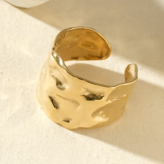 Bague large ajustable au design martelé épuré