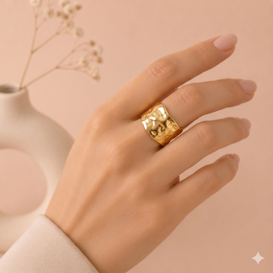 Bague large ajustable au design martelé épuré