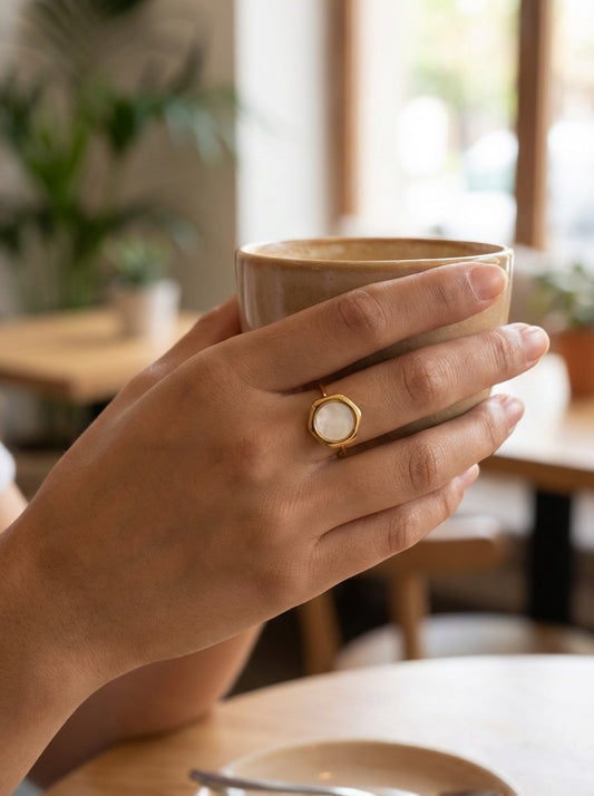 Bague hexagonal dorée avec pierre ronde nacrée