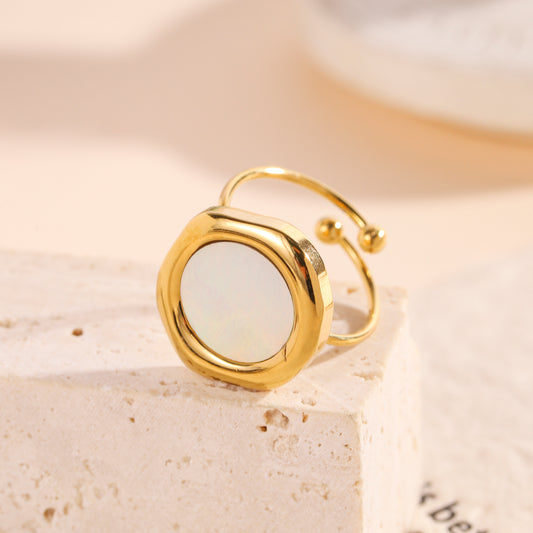 Bague hexagonal dorée avec pierre ronde nacrée