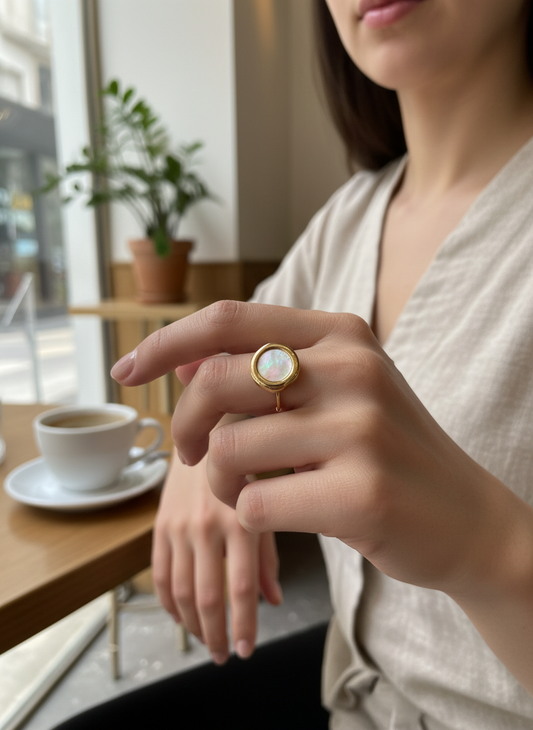 Bague hexagonal dorée avec pierre ronde nacrée