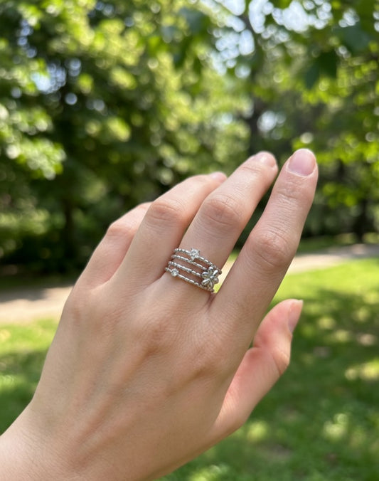 Bague ajustable à quatre anneaux avec motif fleur