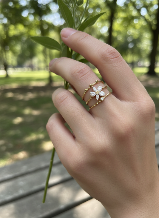 Bague ajustable à trois anneaux avec fleur strassée