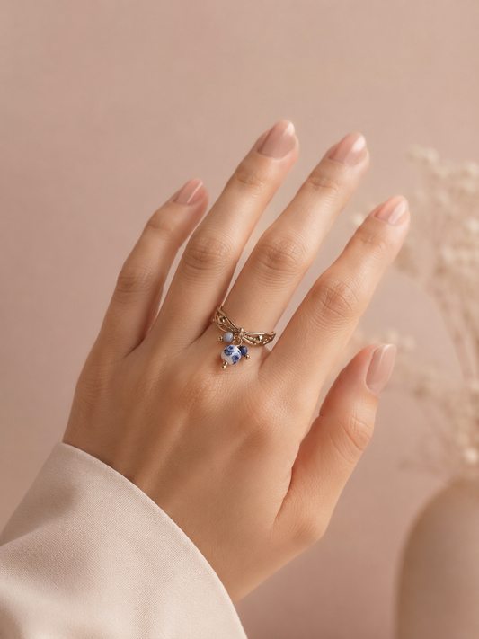 Bague dorée ajustable perle pendante en porcelaine bleue