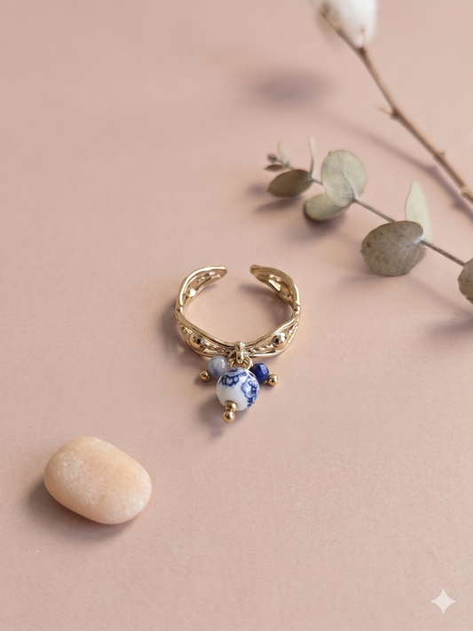 Bague dorée ajustable perle pendante en porcelaine bleue