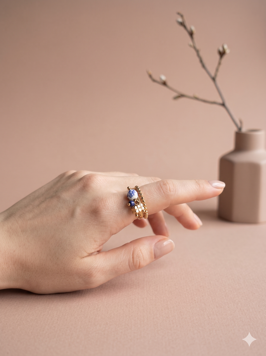 Bague dorée ajustable fleur à quatre pétales et perles bleues