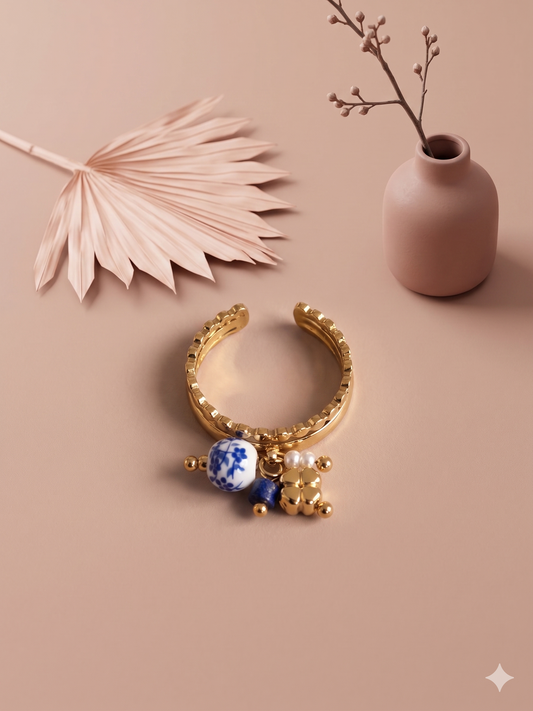 Bague dorée ajustable fleur à quatre pétales et perles bleues