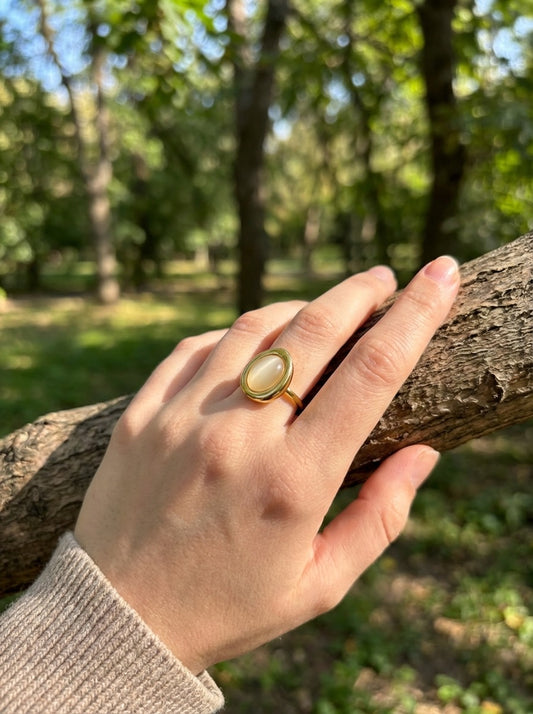 Bague ajustable avec un grand ovale beige œil-de-chat