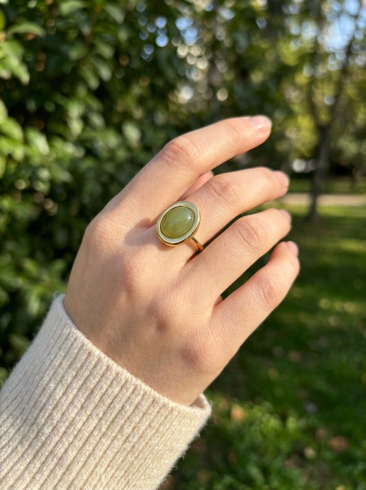 Bague ajustable avec un grand ovale beige œil-de-chat