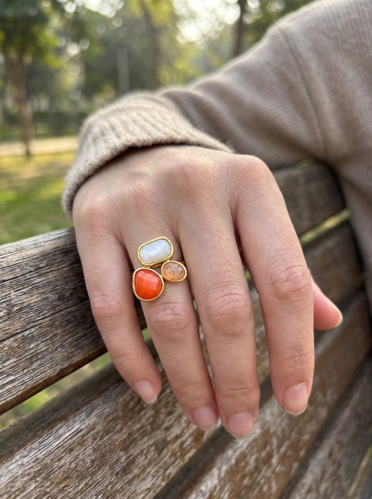 Bague dorée pierres orange, nacrée et beige