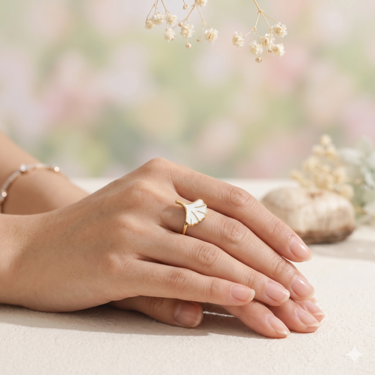 Bague ajustable feuille Ginkgo nacrée
