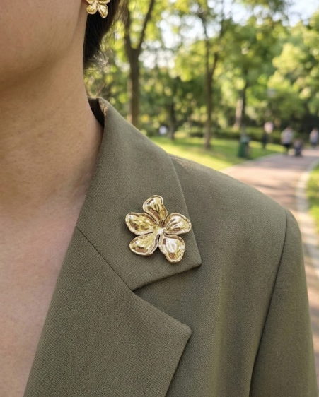 Broche dorée aimantée fleur à 5 pétales