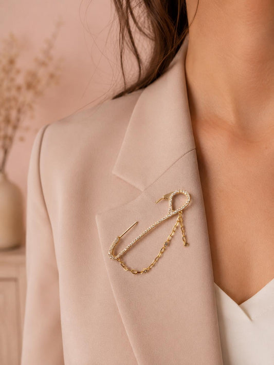 Broche épingle à nourrice pavée et chaînette