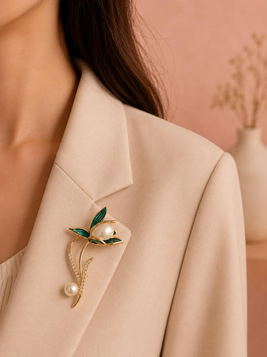 Broche fleur émail vert et perles