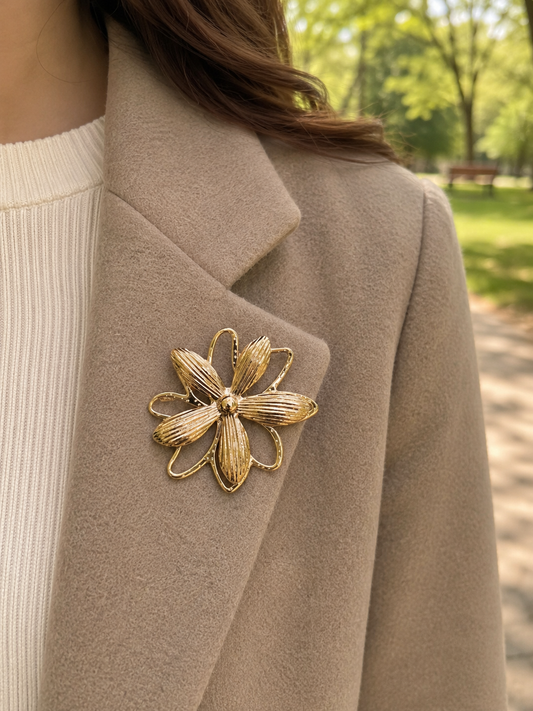 Broche dorée fleur pétales relief et contours ajourés