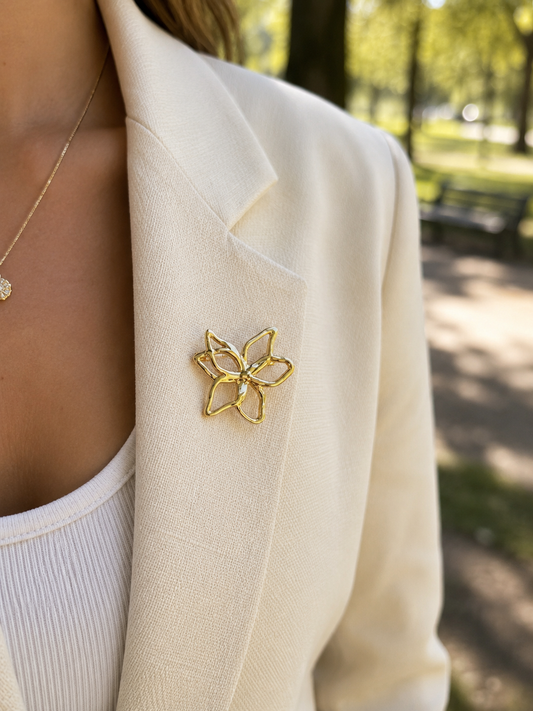 Broche dorée fleur ajourées avec traits abstraits