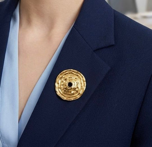 Broche aimantée ronde texturée motif spiralé