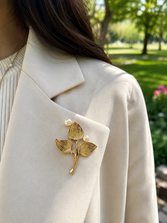 Broche dorée branche végétale stylisée avec 2 perles