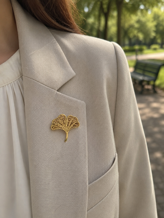 Broche dorée feuille Ginkgo filigrane