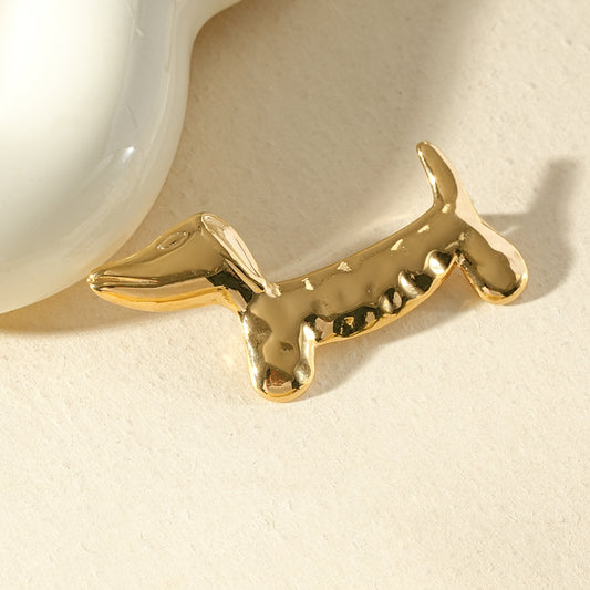 Broche dorée chien teckel design effet martelé