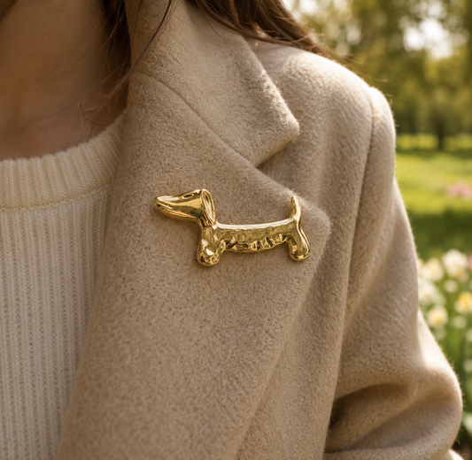 Broche dorée chien teckel design effet martelé