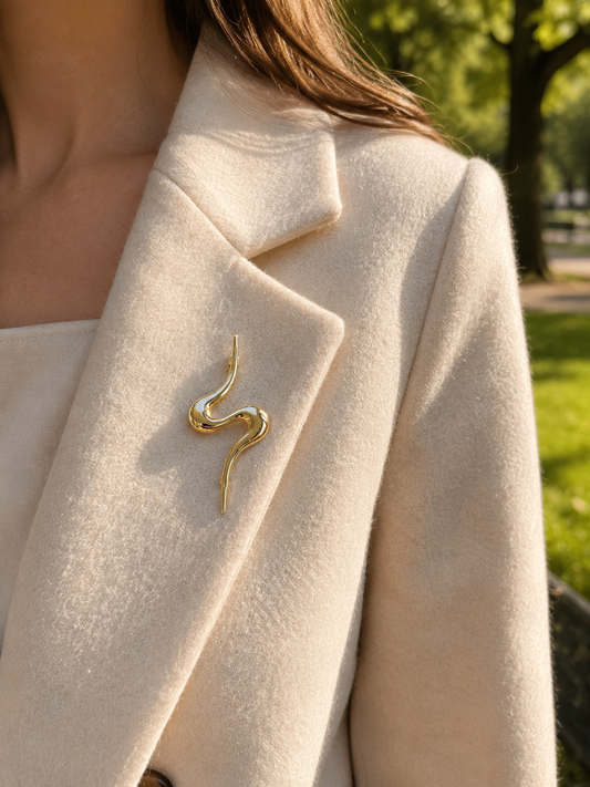 Broche dorée forme vague abstraite