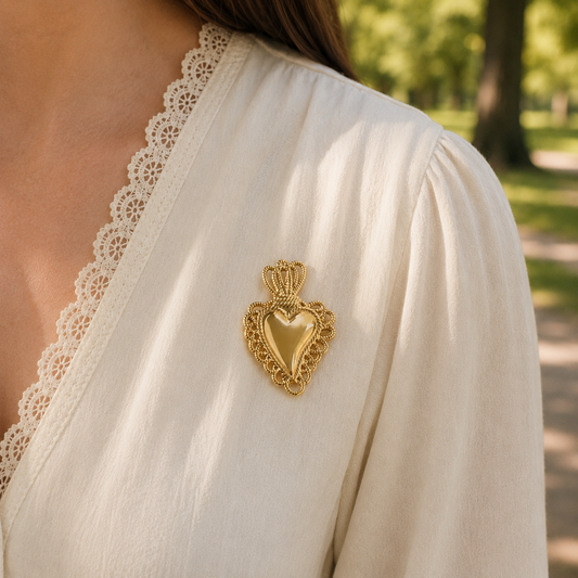 Broche dorée cœur brillant avec couronne