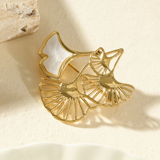 Broche dorée feuille Ginkgo ajourée et nacrée