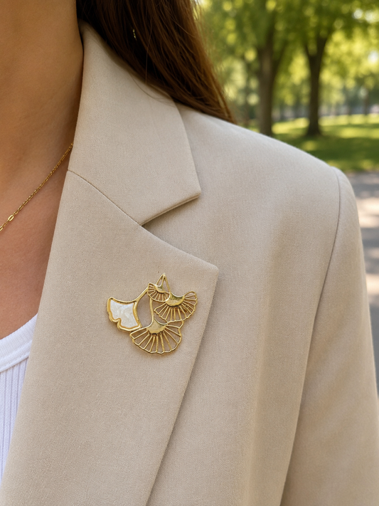 Broche dorée feuille Ginkgo ajourée et nacrée
