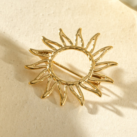 Broche dorée soleil ajouré aux traits épurés