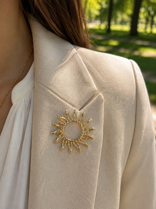 Broche dorée soleil ajouré aux traits épurés