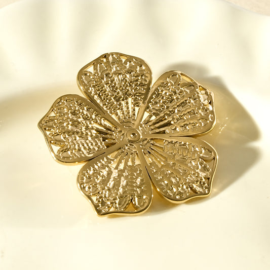 Broche dorée fleur vintage ajourée effet dentelle