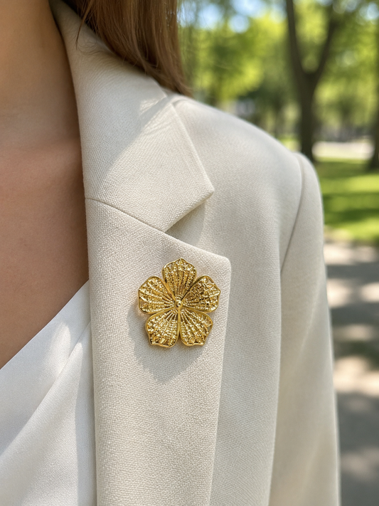 Broche dorée fleur vintage ajourée effet dentelle