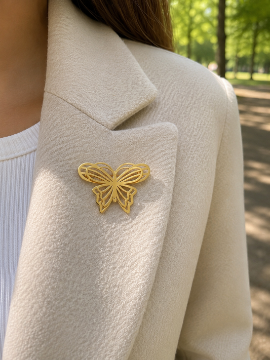 Broche dorée papillon aux lignes épurées