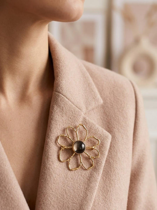 Broche fleur ajourée résine léopard