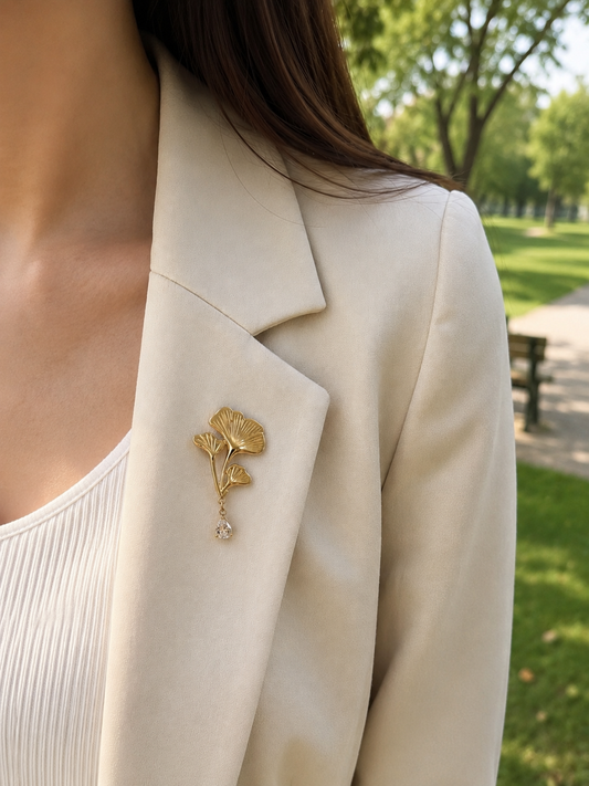 Broche dorée feuille Ginkgo pendentif strass