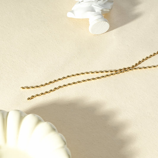 Collier chaîne fine bille en cravate