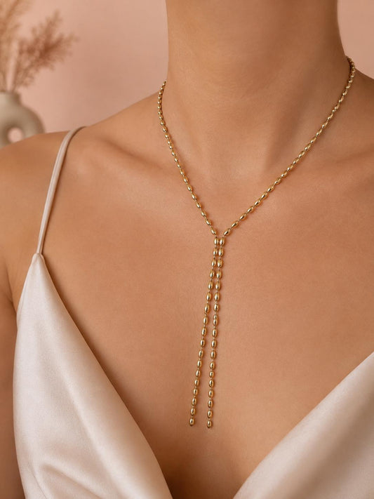 Collier chaîne fine bille en cravate