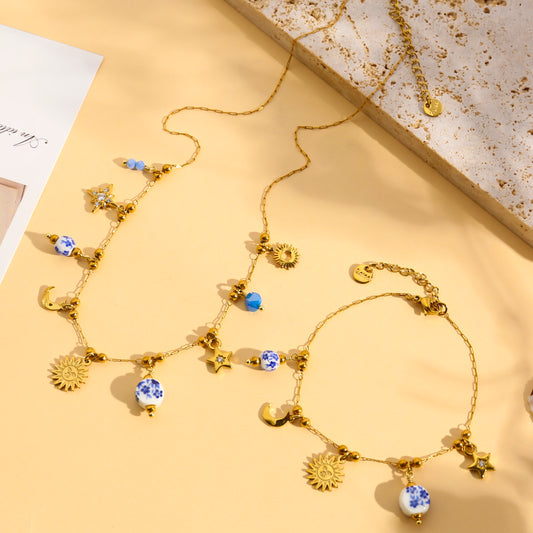 Bracelet doré à breloques constellations et perles