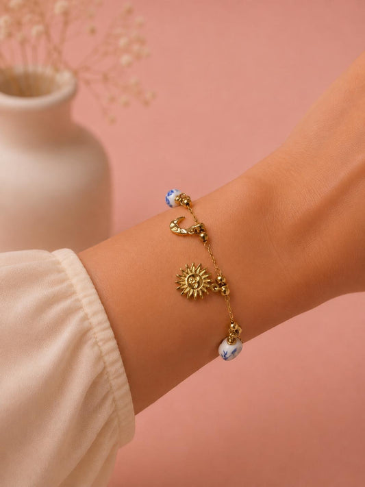 Bracelet doré à breloques constellations et perles