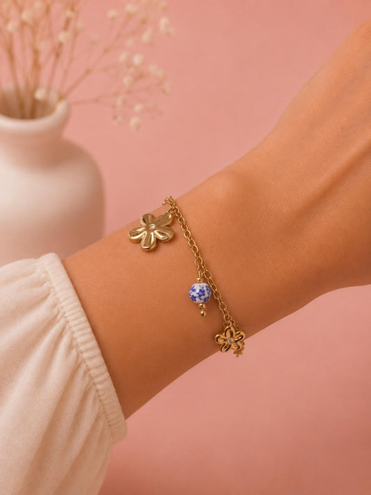 Bracelet doré à breloques fleurs et perle