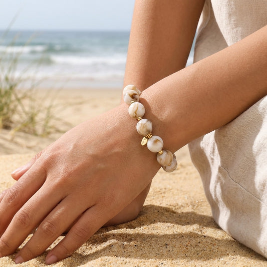 Bracelet élastique à perles rondes marbrées blanches et beiges