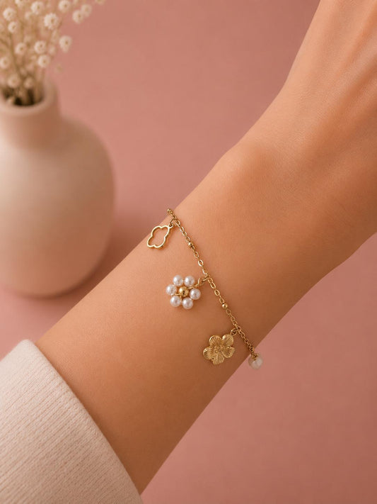 Bracelet doré à breloques fleurs et nacre