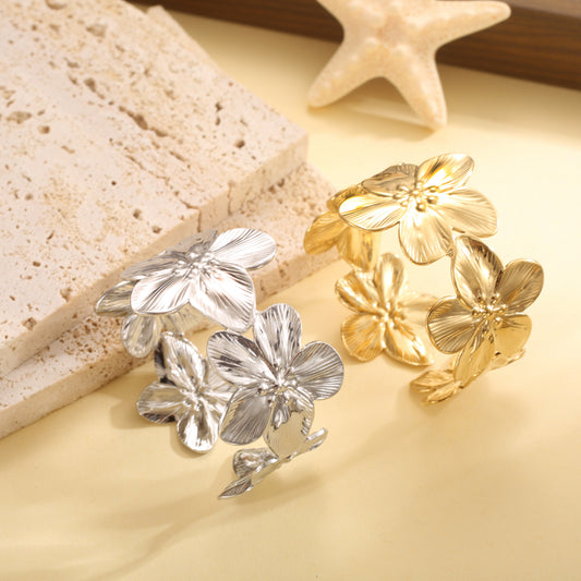 Bracelet manchette ouvert orné de cinq fleurs sculptées