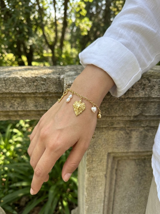 Bracelet doré charms cœur sacré et perles