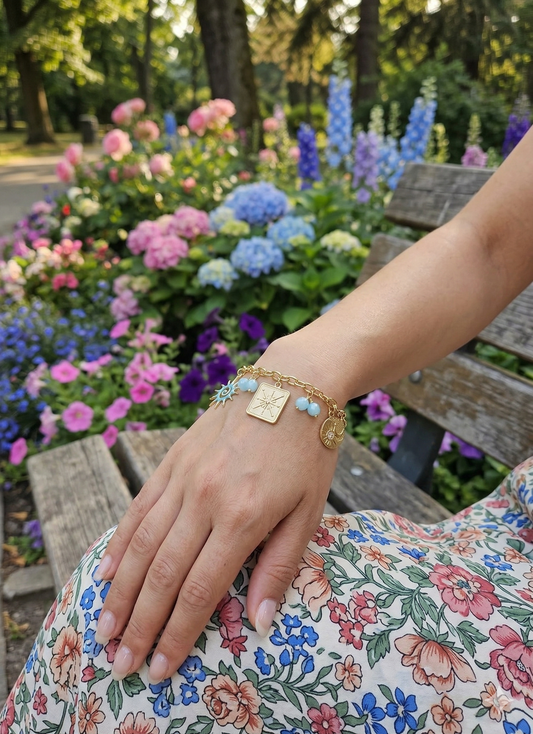 Bracelet doré charms soleil, perles et médaillon