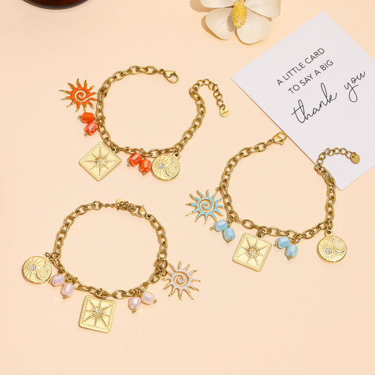 Bracelet doré charms soleil, perles et médaillon